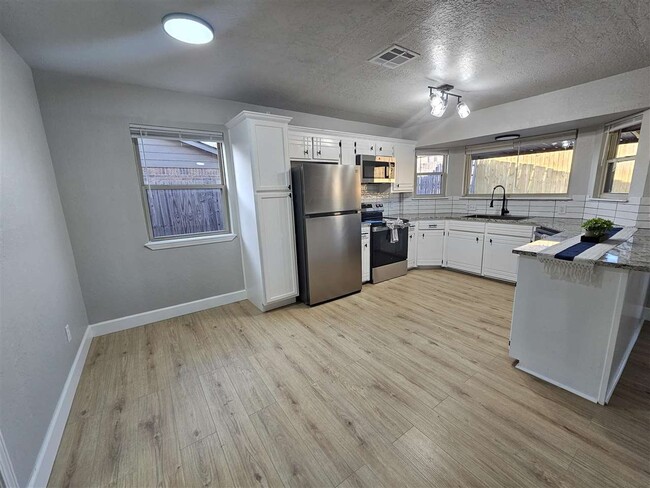 Building Photo - 6103 SW Oakcliff Ave