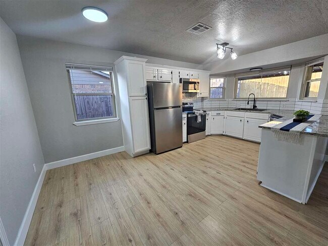 Foto del edificio - 6103 SW Oakcliff Ave