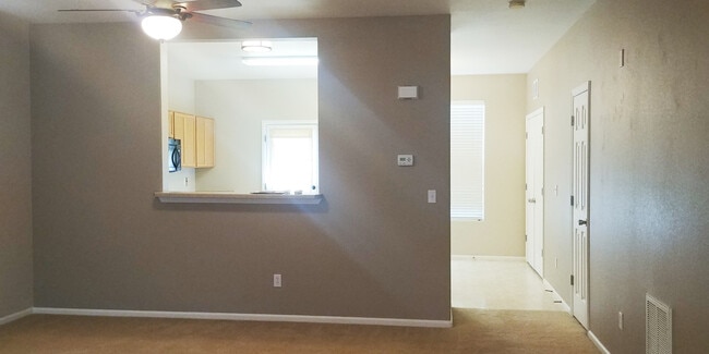 Building Photo - Cross Creek Townhome - 3 Bedroom 3 Bath to...