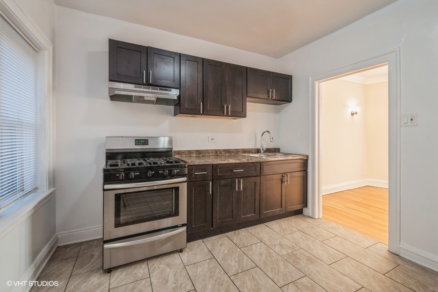 Primary Photo - Spacious Beverly 1 Bedroom, Heat & Gas Inc...