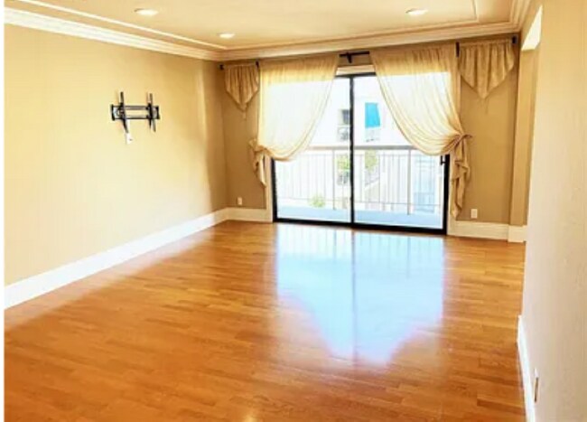 Foto del edificio - 310 N Civic Dr