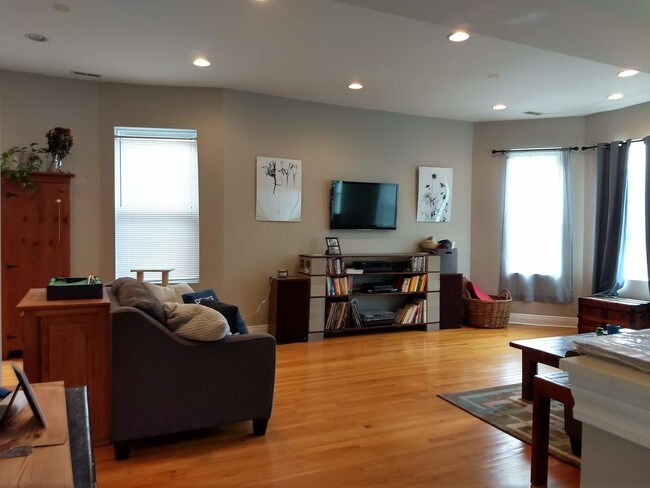 Foto del edificio - 875 N Richmond St