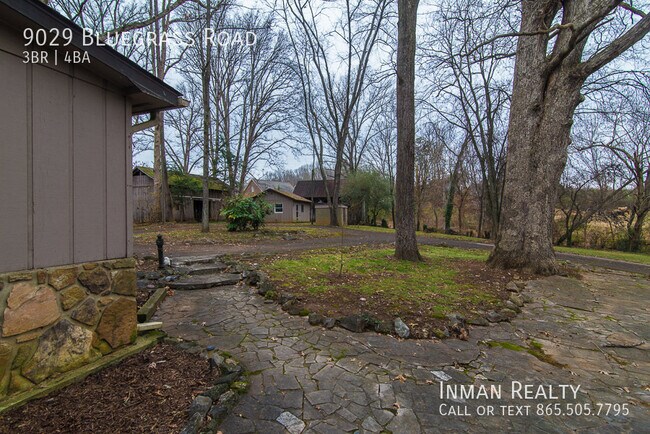 Building Photo - Charming 3 bedroom/3.5 bathroom home on ne...