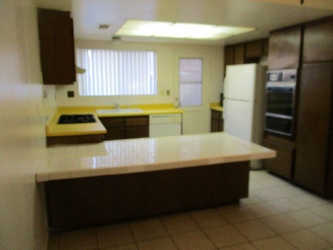 Building Photo - 3 br, 2 bath Apartment - 2852 E KAREN AVE #1