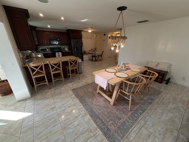 Foto del edificio - 8110 Rose Marie Ave E