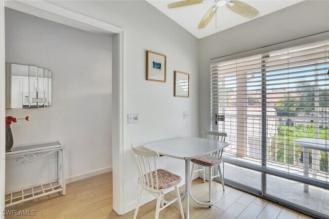 Foto del edificio - 2420 Hidden Lake Dr