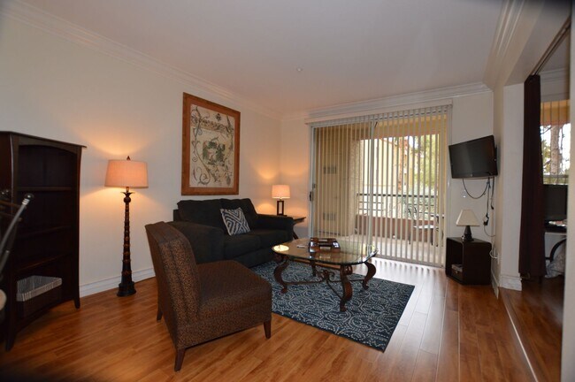 Foto del edificio - Charming Furnished Studio with Large Patio...