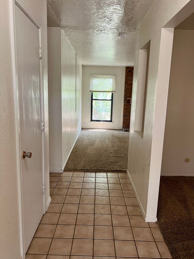 Foto del edificio - Ready For Immediate Move IN !!