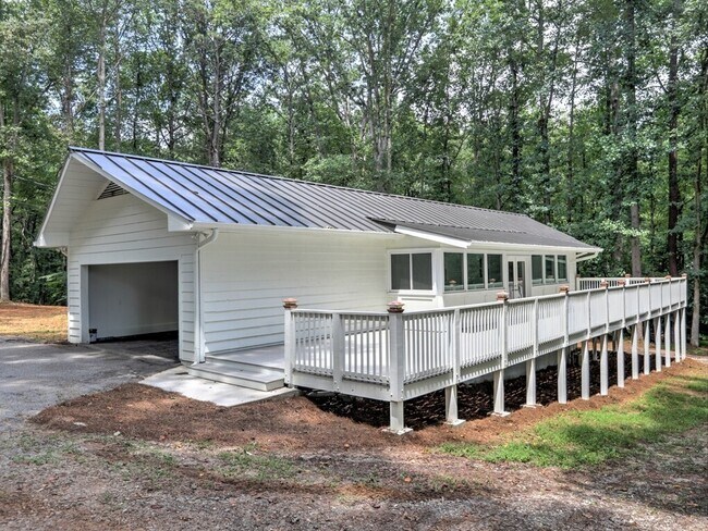 Building Photo - 1233 Roper Rd
