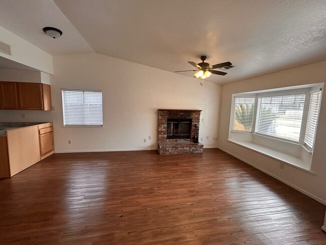 Foto del edificio - Great home for rent in Visalia!