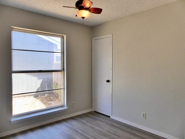 Foto del edificio - 4425 Leddy Dr