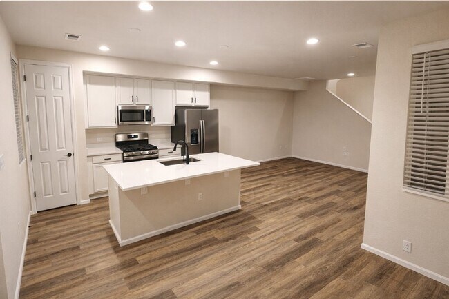 Foto del edificio - Long Realty & Property Management - 3 Bedroom Townhome in Aurora Highlands