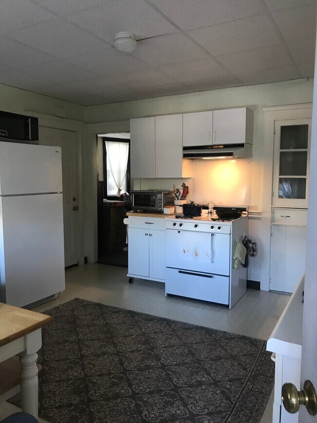Kitch - 7 Newhall Ct