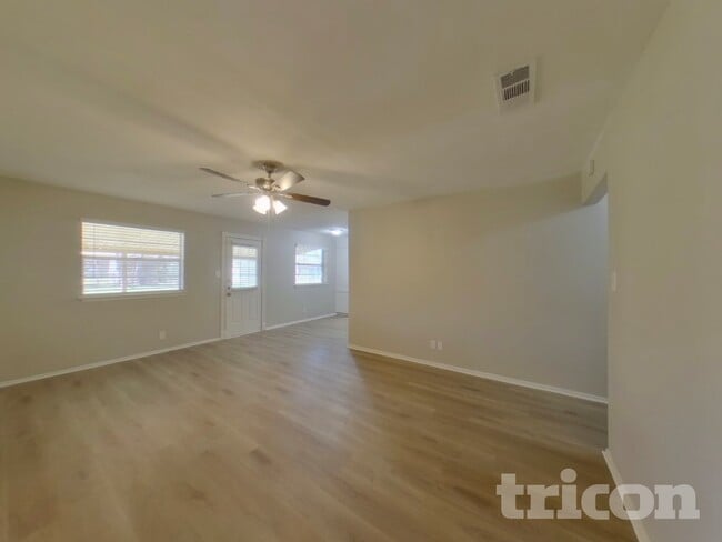 Building Photo - 729 Hallvale Dr