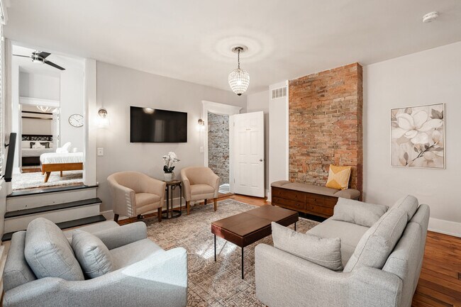 Building Photo - 2017 Elm St