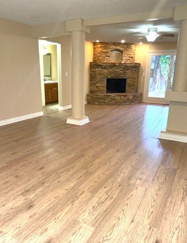 Building Photo - Charming Single Level Home