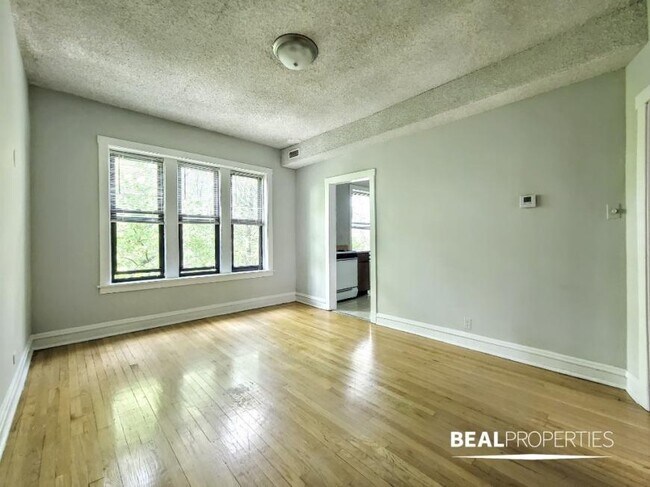 Foto del edificio - 2 bedroom in CHICAGO IL 60657