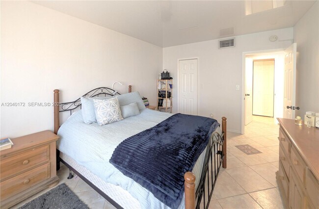 Foto del edificio - 450 Golden Isles Dr
