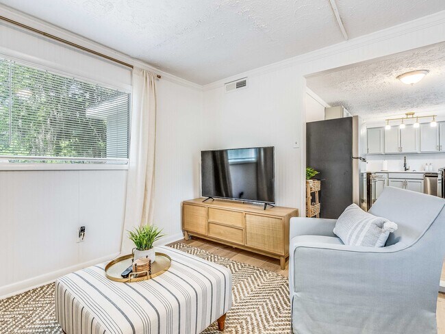 Foto del edificio - DeLesseps Furnished Apartment