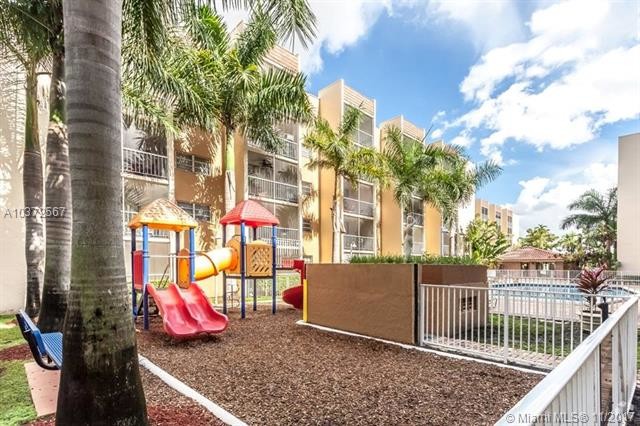 Foto del edificio - 1335 W 49th Pl