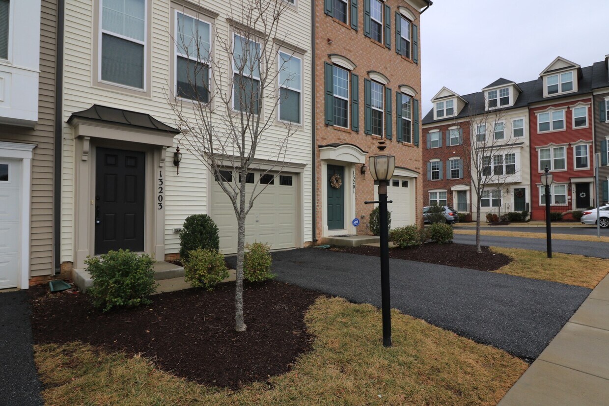 Primary Photo - 3 + 2.5 "3 level w/ bsmt & Garage" - Townh...
