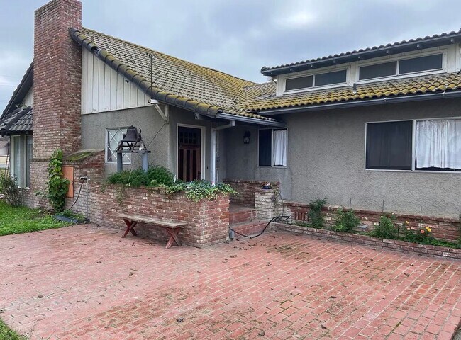 Foto del edificio - 3 bedroom, 2 bath westside Porterville
