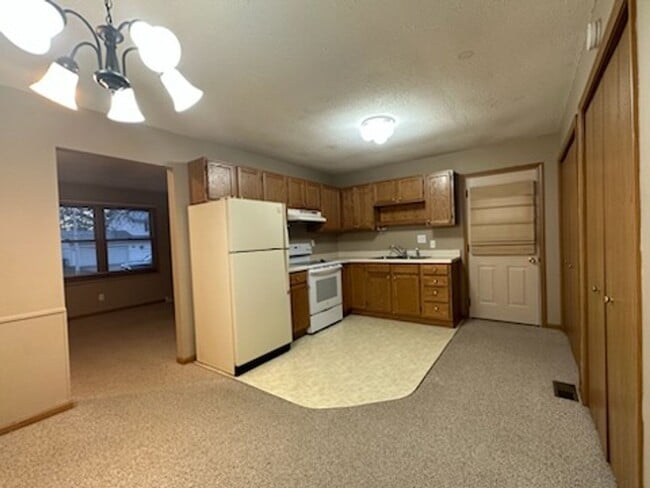 Building Photo - 2 bedroom 1 bath home in Chatham $1150.00
