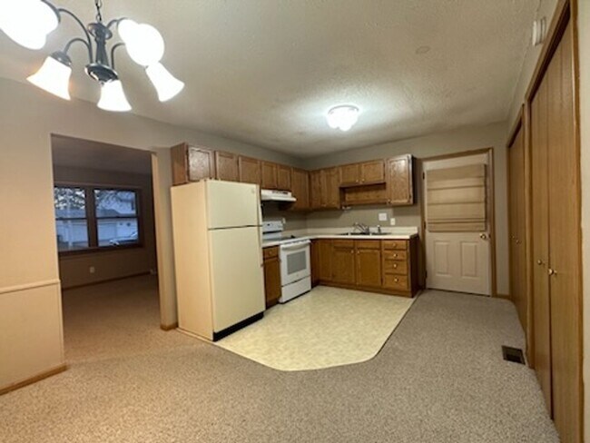 Foto del edificio - 2 bedroom 1 bath home in Chatham $1150.00