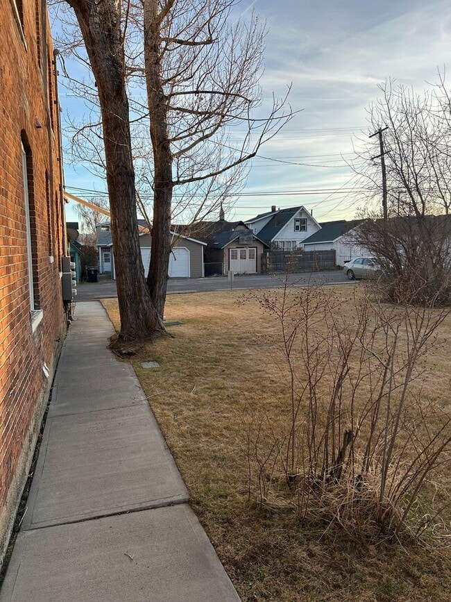 Building Photo - 1128 E 2nd St