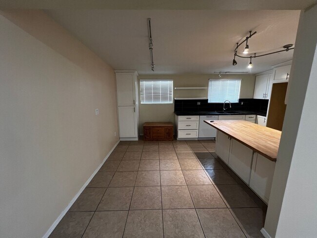 Foto del edificio - Updated 3-Bed Home Near Base & Joshua Tree...