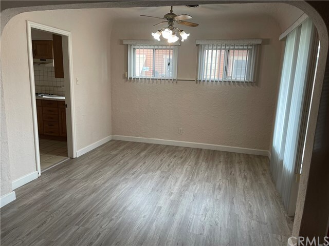 Foto del edificio - 121 N Raymond Ave