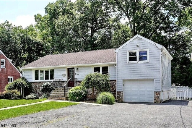 Foto del edificio - 684 Spring Ave