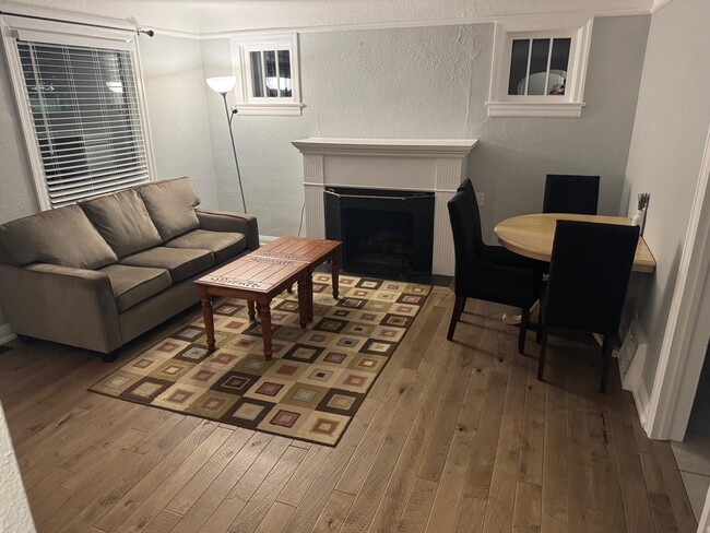 Building Photo - 378 Albert St