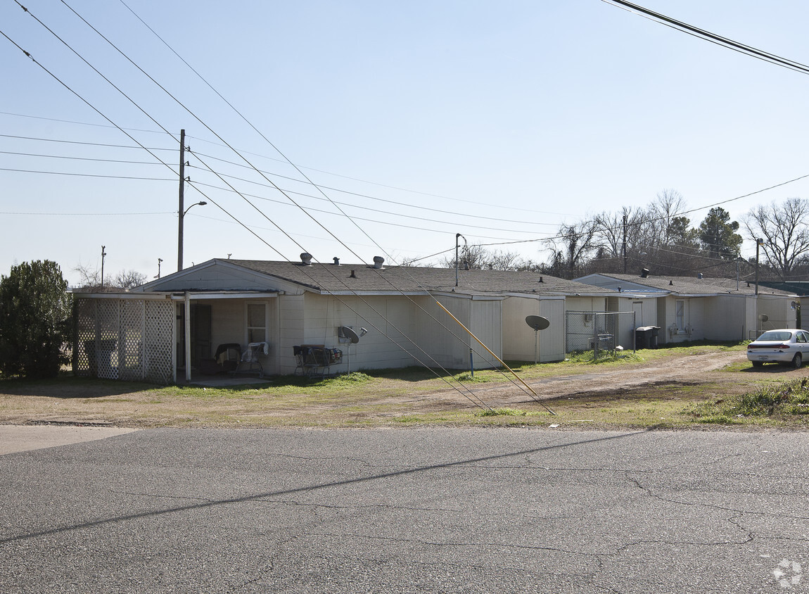 Building Photo - Circle Drive Apartments