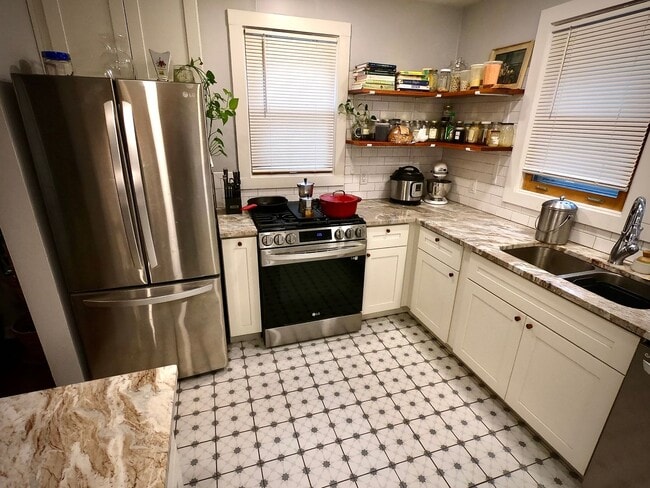 Foto del edificio - 5815-17 Holden St