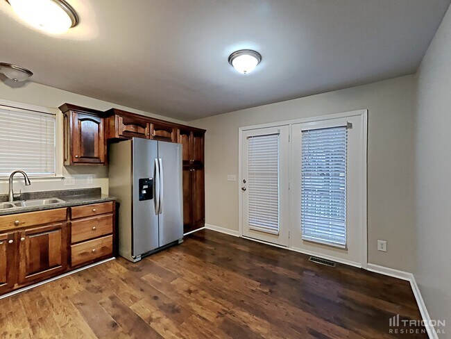 Foto del edificio - 703 Maple Ct