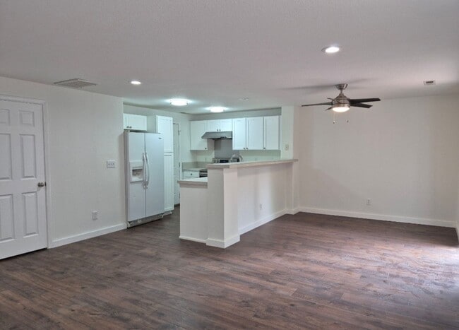 Foto del edificio - 3 bedroom - Move In Ready !!