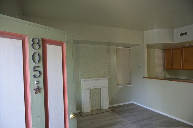 Foto del edificio - 805 Russell Blvd