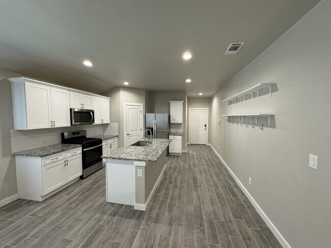 Foto del edificio - Spacious 4-bedroom, 2-bathroom Home!