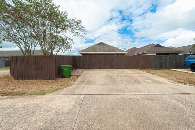 Foto del edificio - 8740 Lindsey Ln