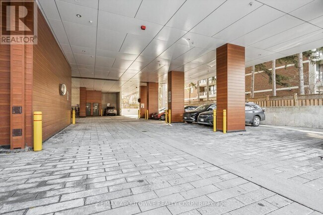 Photo du bâtiment - 223 St Clair Ave W