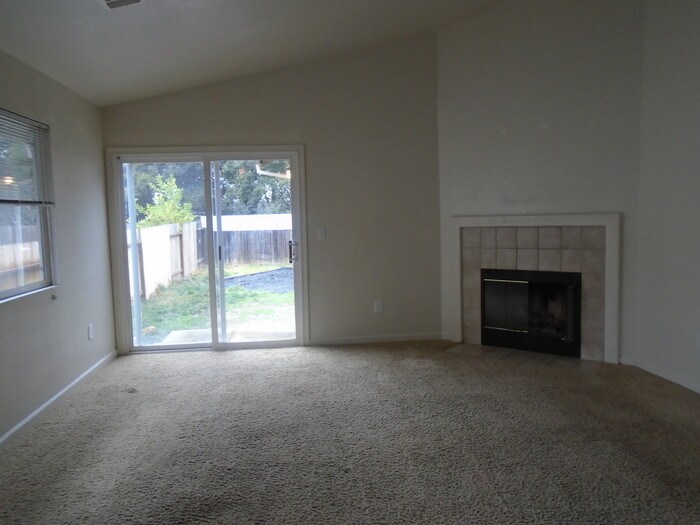 Foto del edificio - Spacious 2 Story 3 Bed 2 Bath