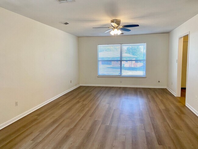 Foto del edificio - Spacious 3 bed 1 bath with easy access to I-40!