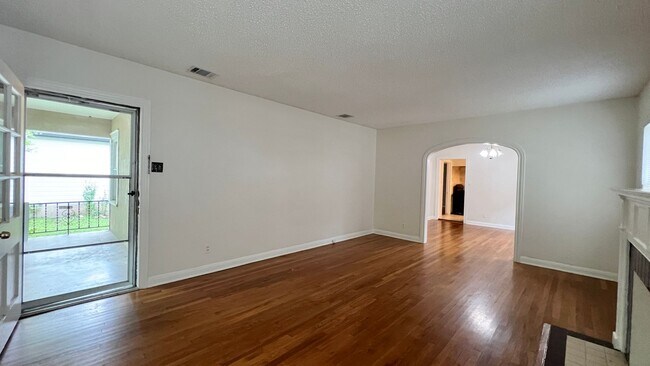 Building Photo - Bungalow Featuring 3 Bedroom, 1 Bath in th...