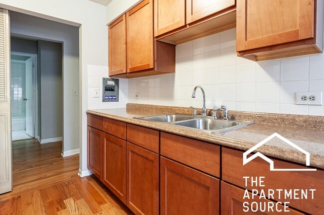 Photo - 512 W Briar Pl (Chicago, IL) Apartment