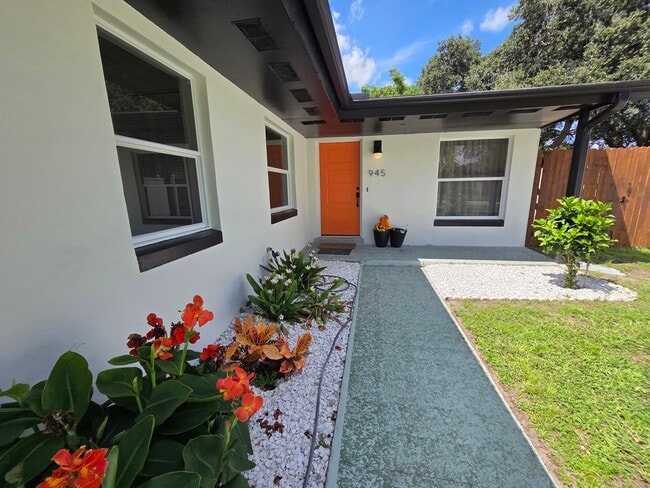 Building Photo - 945 Brookview Ln