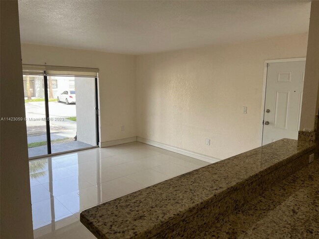 Foto del edificio - 7230 NW 179th St
