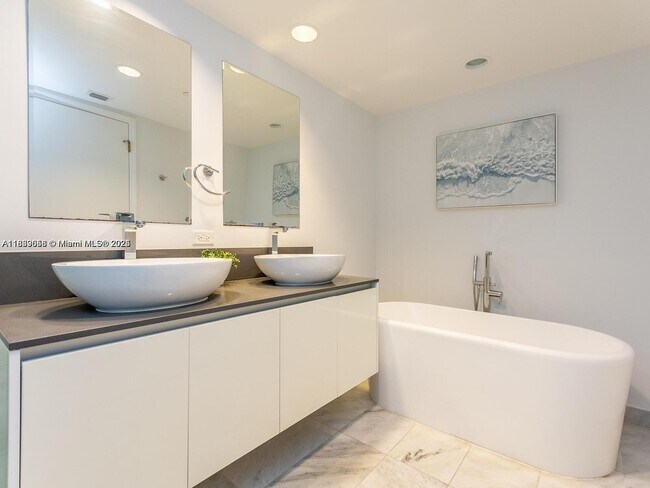Foto del edificio - 9821 E Bay Harbor Dr