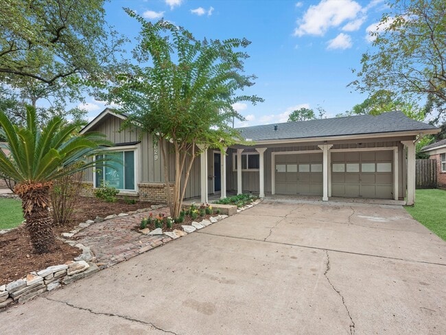 Foto del edificio - 9829 Cedardale Dr