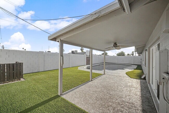 Building Photo - 6 Bed/ 3 Bath with Pool